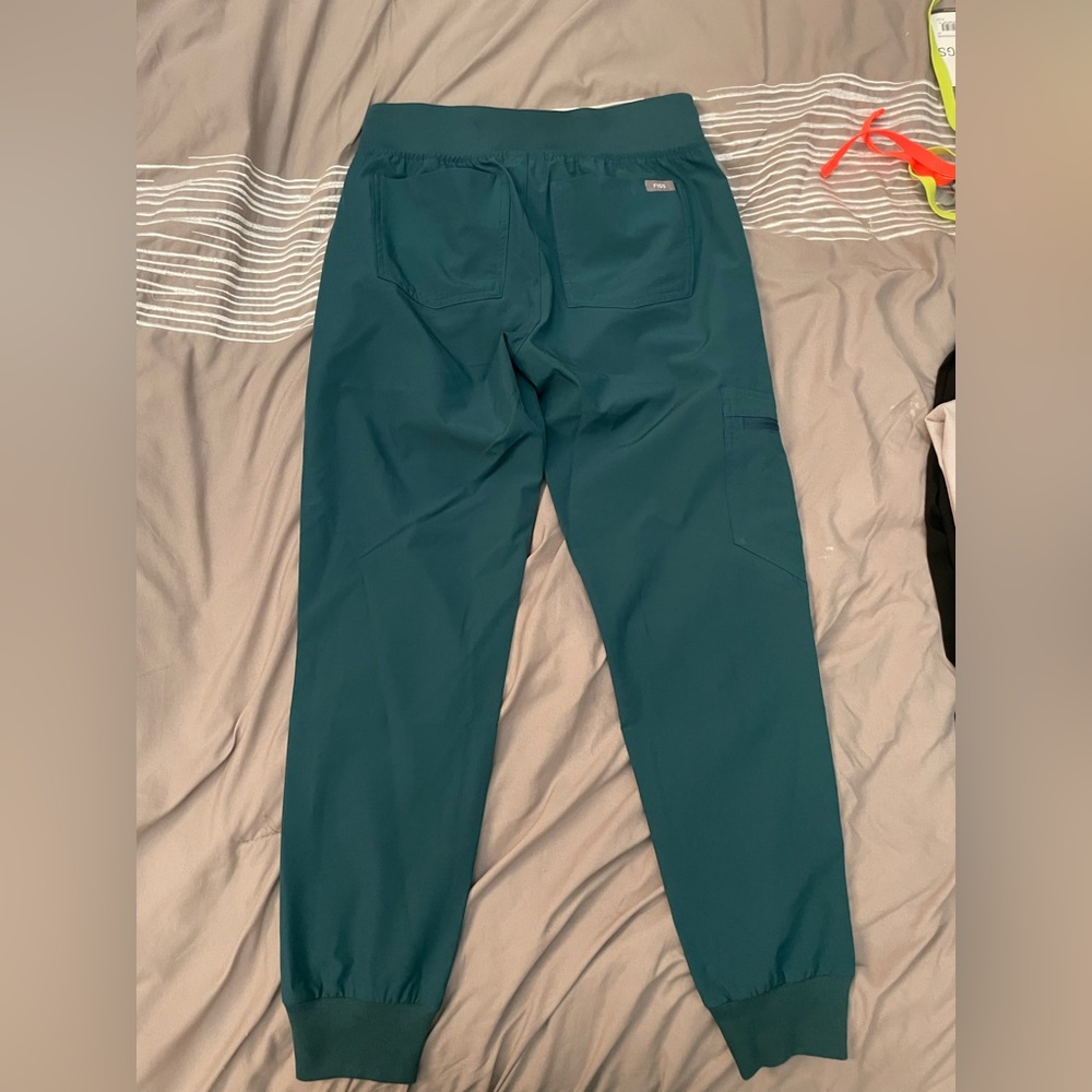 Women’s Figs FIONLite Zamora Jogger scrub pants